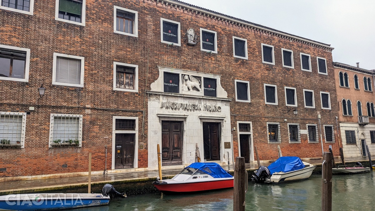 The Cristalleria Murano factory operated until the early 1960s, when it closed due to the crisis caused by competition from the plastics industry.