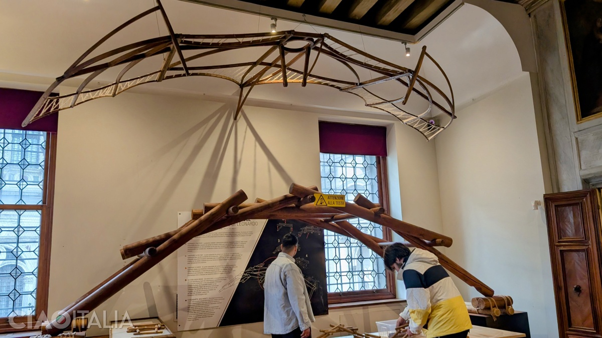 In the first room, prototypes of flying machines are displayed (there is a movable bridge at the bottom).