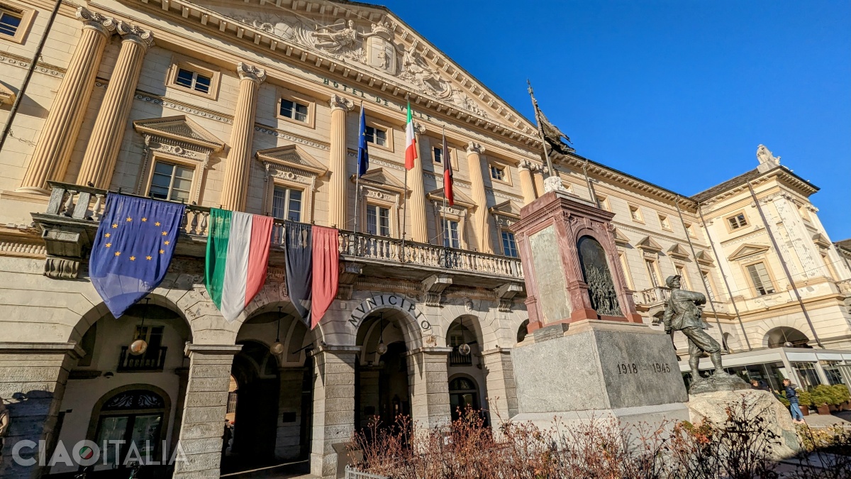 The Town Hall and the "Alpino" monument