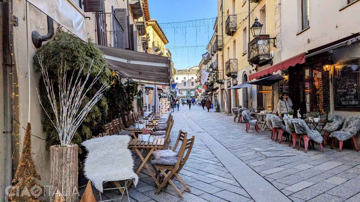 There are several pedestrian streets in the central area.