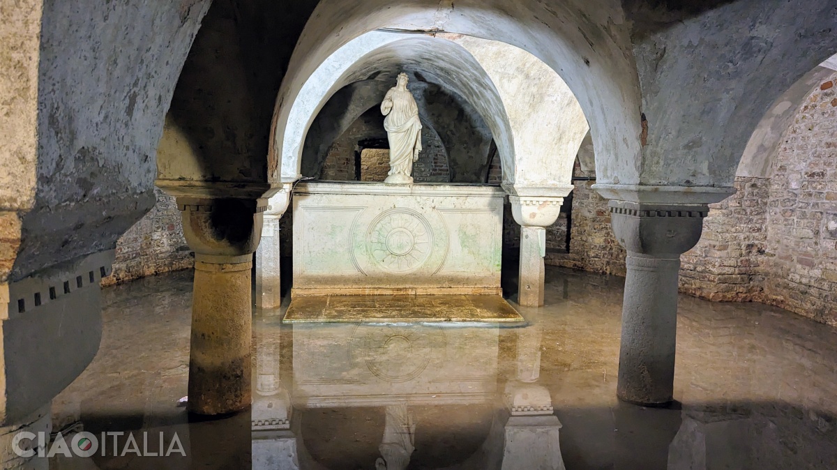 Although it is usually flooded, the crypt of the Church of San Zaccaria can be visited.