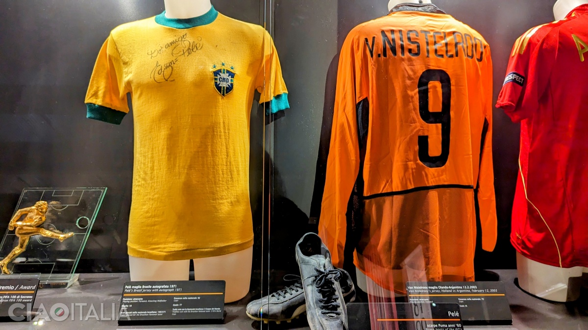 The autographed jersey of Pelé from the Brazil national team (1971)