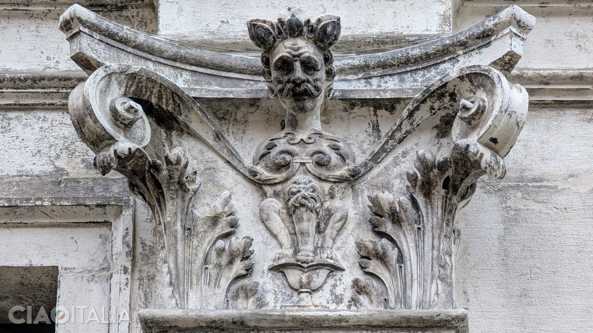 The capital depicting the man from the legend, at Palazzo Camerlenghi