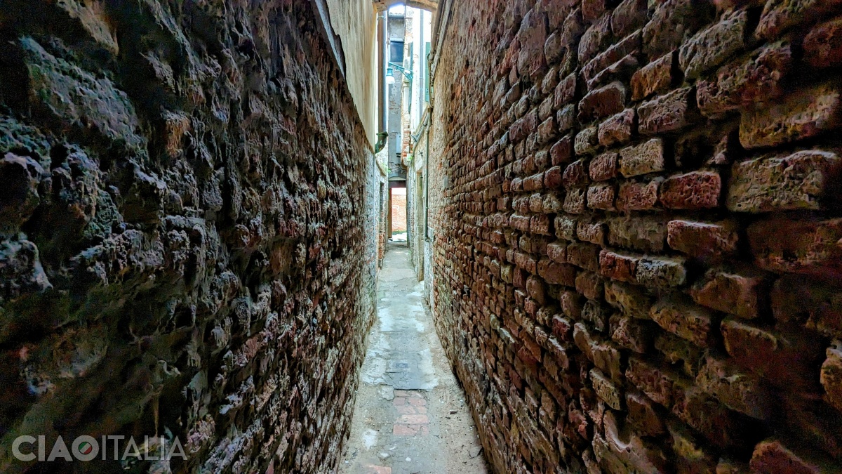 Calle Varisco is only 53 cm wide.