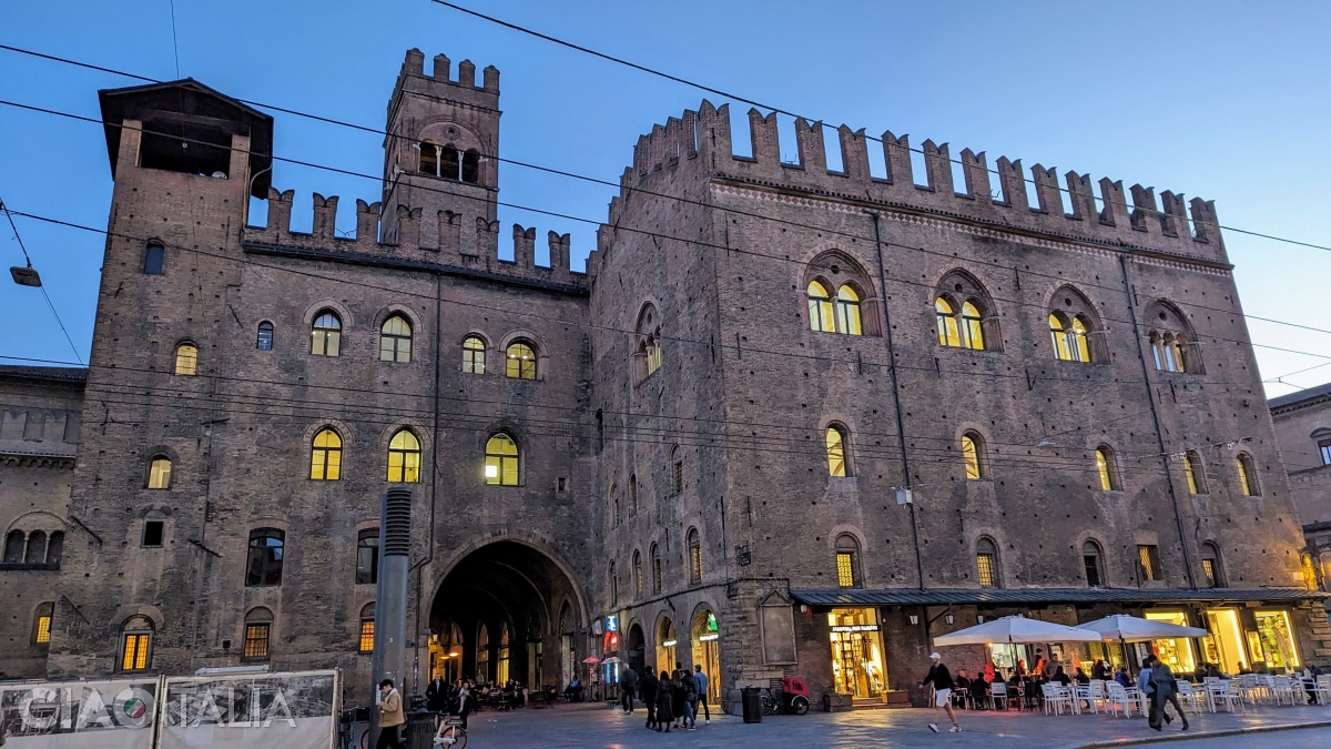The Lambertini Tower (left) seen from Via Rizzoli. The roof was added during the early 20th-century renovation.