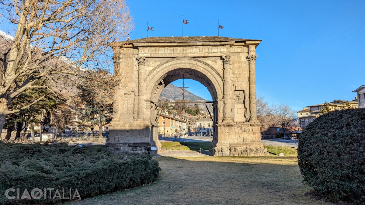 The Arch of Augustus seen from the city center. The crucifix beneath the arch is a copy of the original, which was placed there during the medieval period.