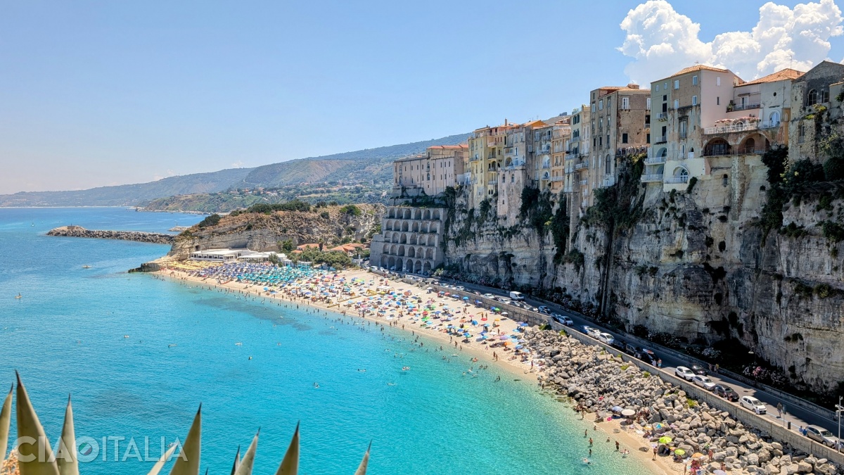 La Rotonda Beach (also called Le Roccette) is one of the most popular beaches in Tropea.