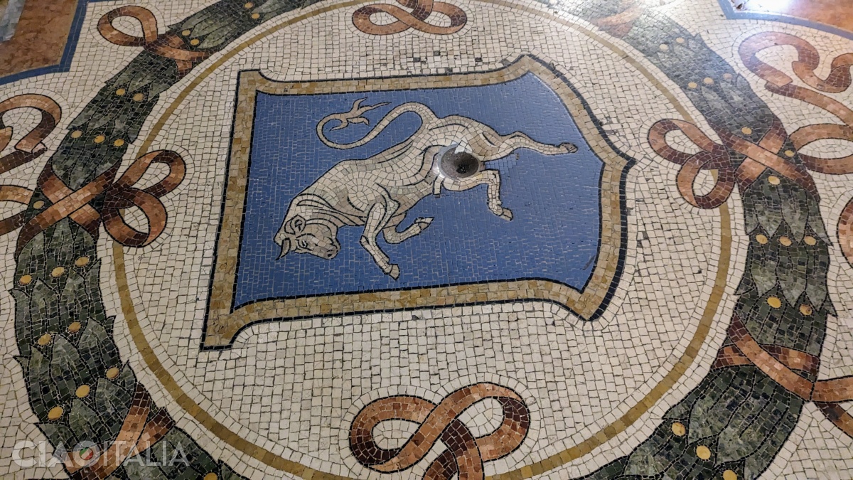 The children will have fun spinning three times on the "sensitive" parts of the bull in the gallery.