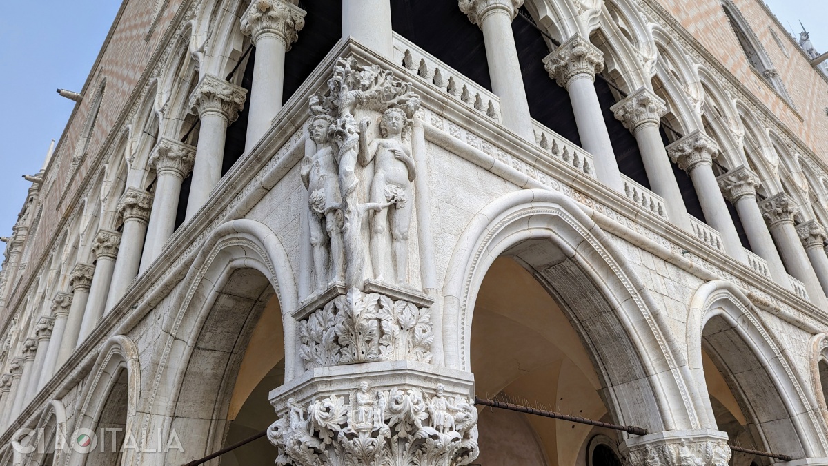 On the corner facing Piazzetta San Marco and the sea, there is a bas-relief depicting Adam and Eve.