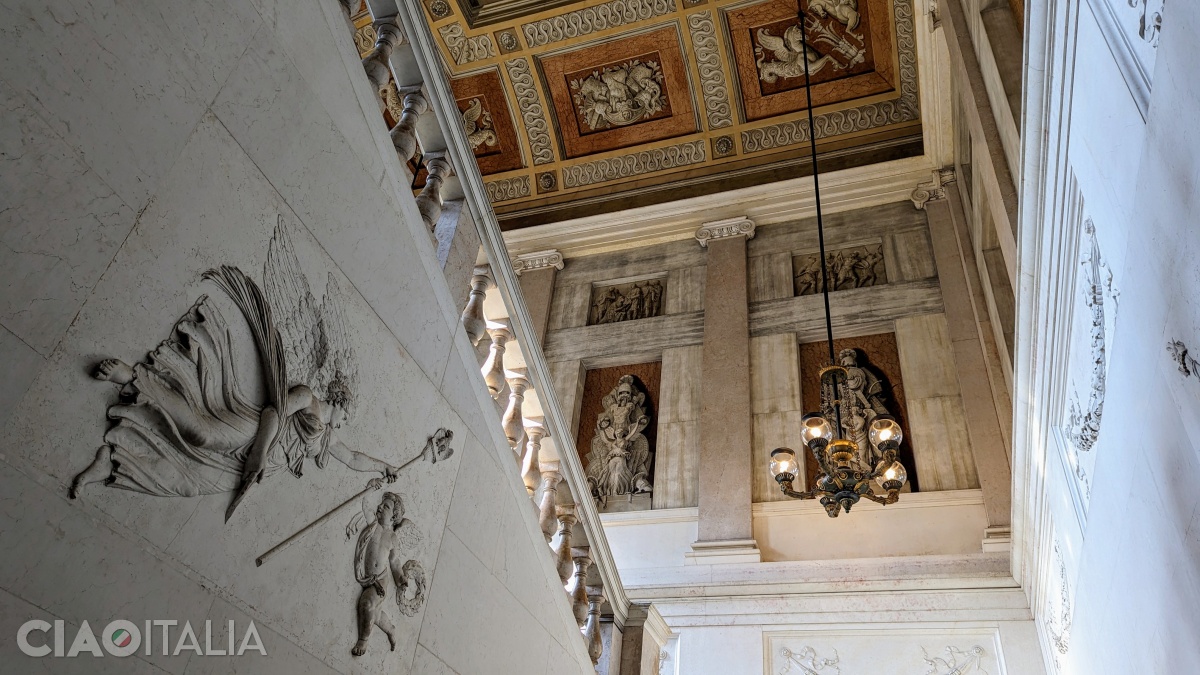 Climbing the monumental staircase, you will reach the entrance to the Correr Museum.