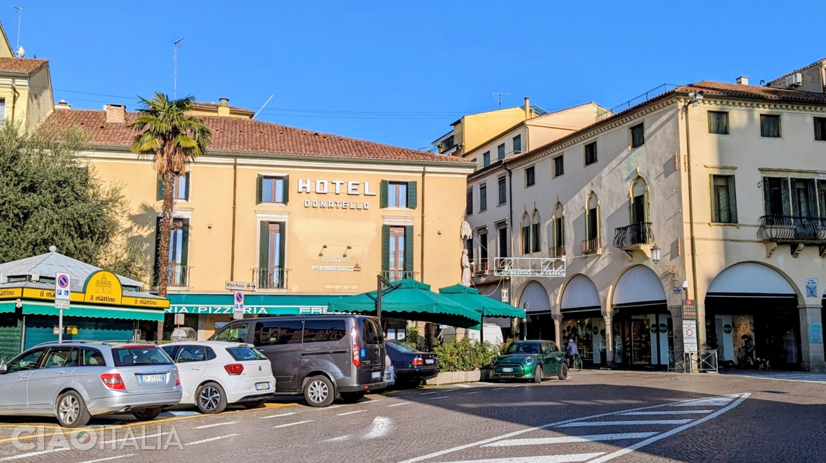 Hotel Donatello is located in Piazza del Santo.