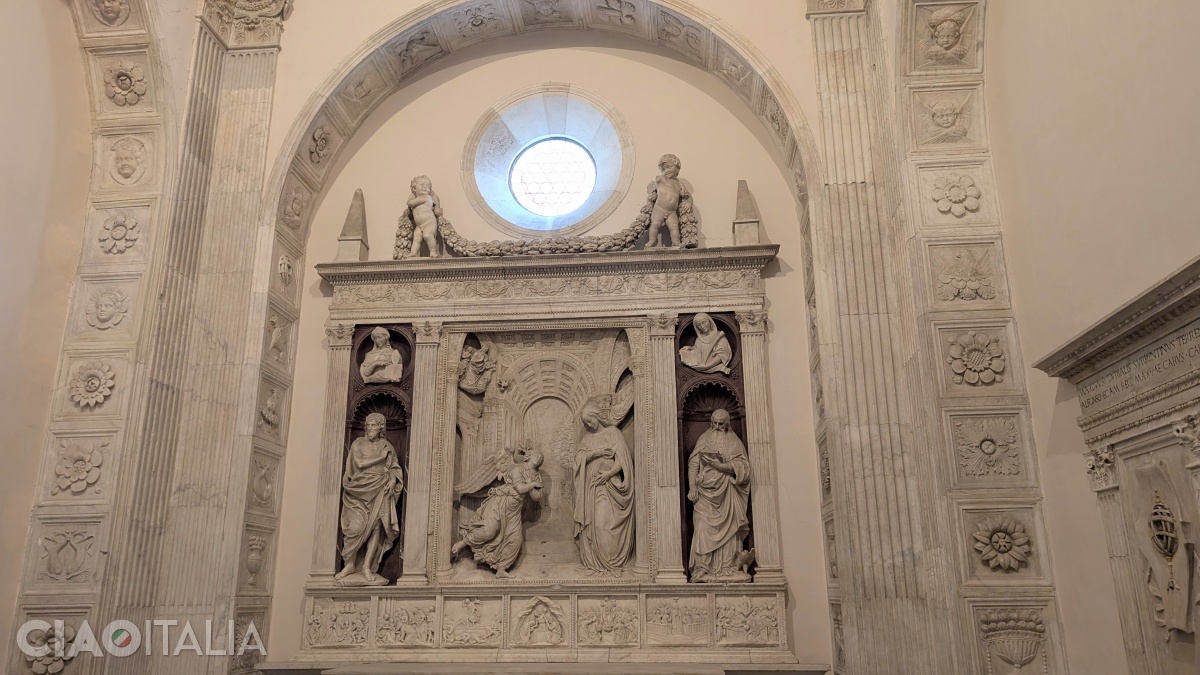 The altar features the Annunciation scene at its center.