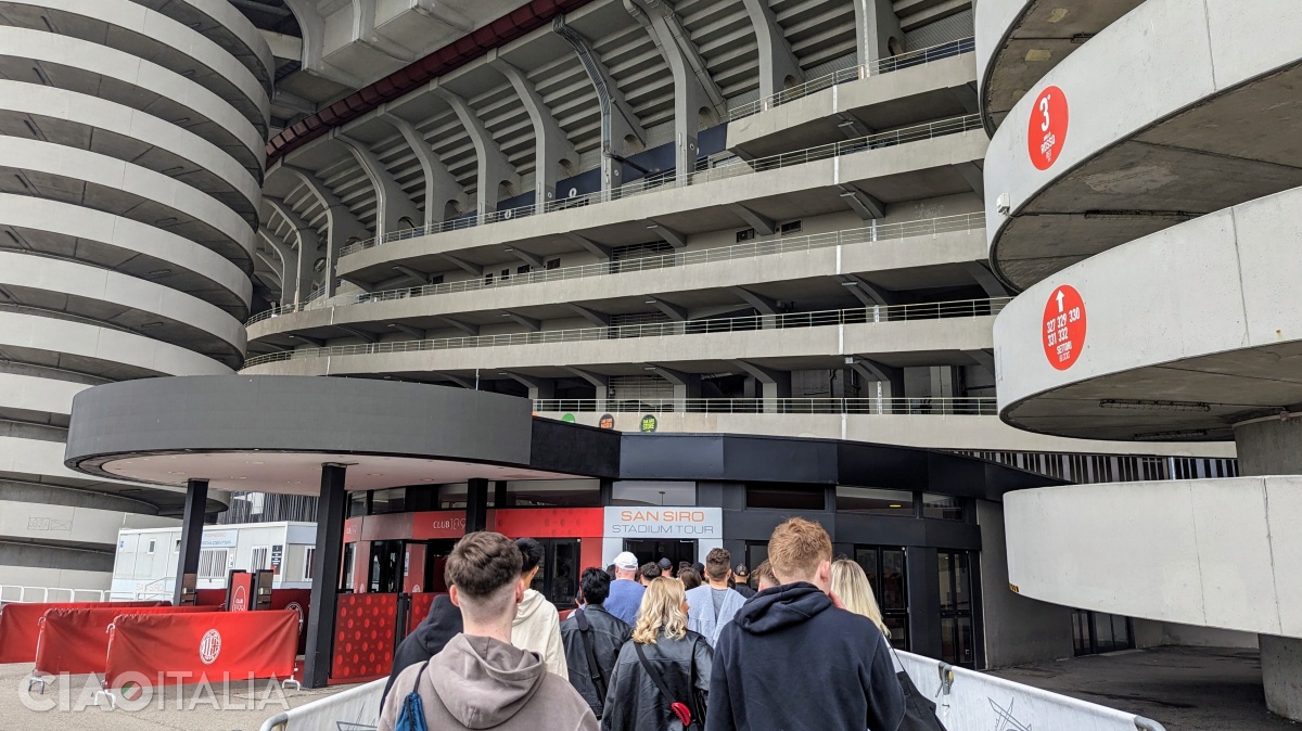 After visiting the museum, you will continue with the stadium tour.