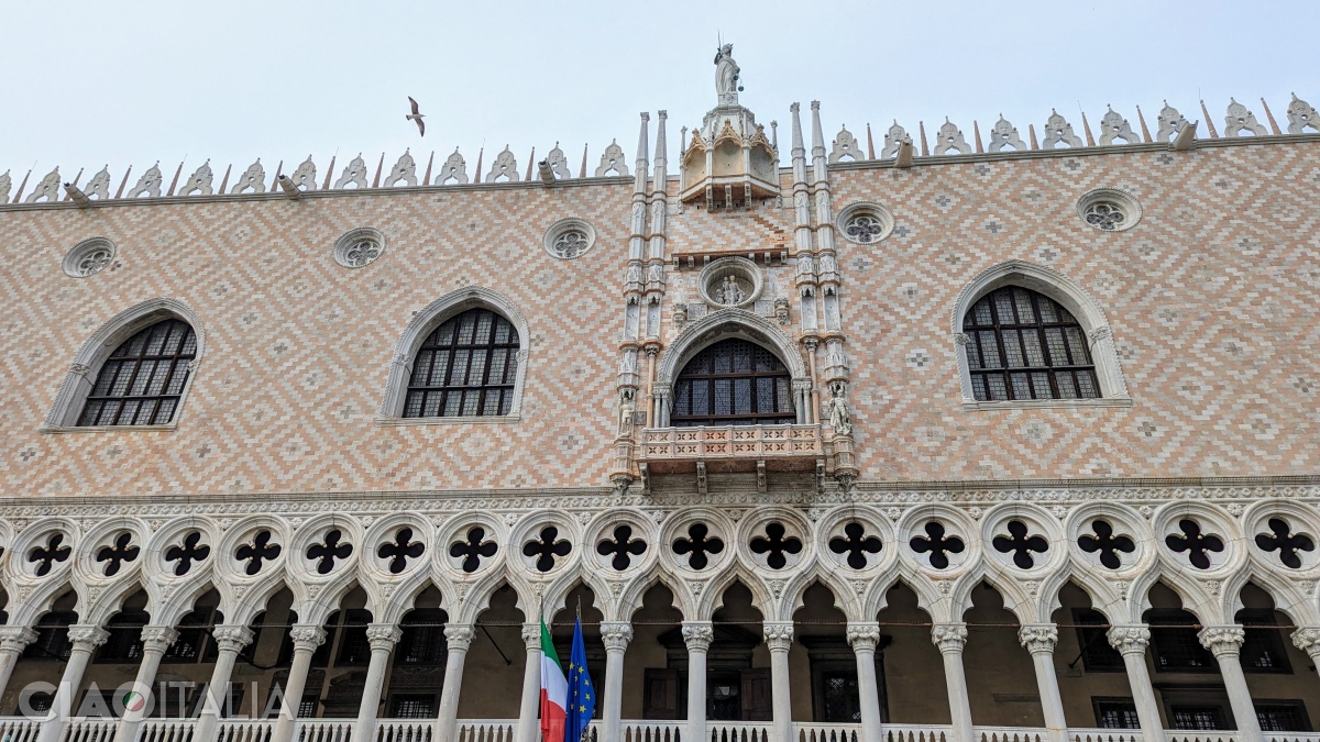Above the seaward fa&ccedil;ade stands the statue of Justice.