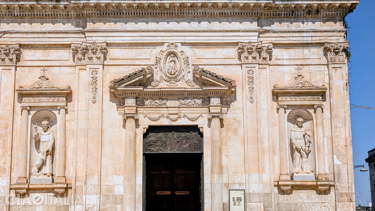 On the façade are the statues of St. Francis (left) and St. Anthony (right).