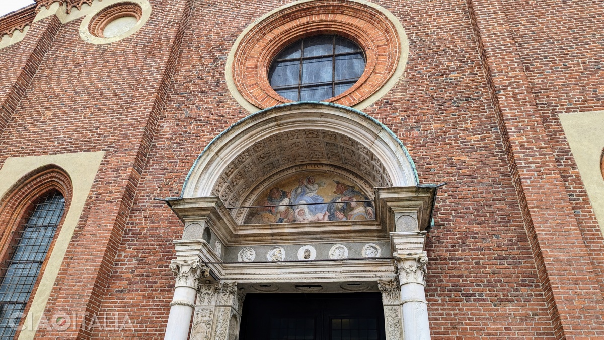 Above the entrance portal is a fresco created in the 18th century by Michelangelo Bellotti.