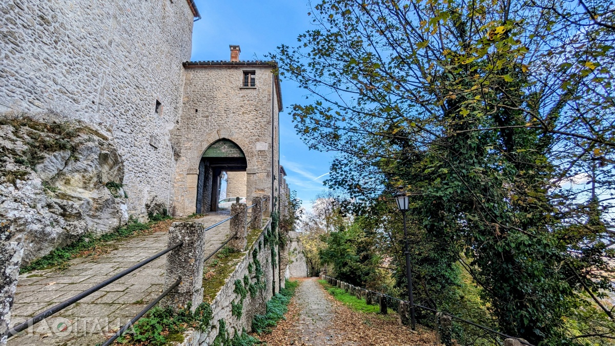 The trail starts at Porta della Rupe, in Città di San Marino.