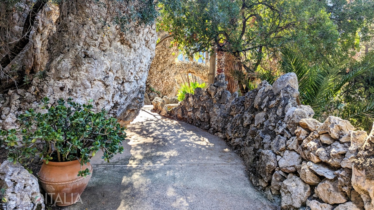 Paths and steps lead you to spots with beautiful views.