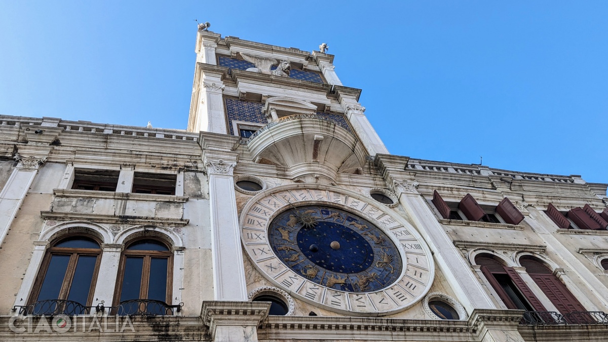 The astronomical clock on the tower's fa&ccedil;ade was a masterpiece of engineering for its time.