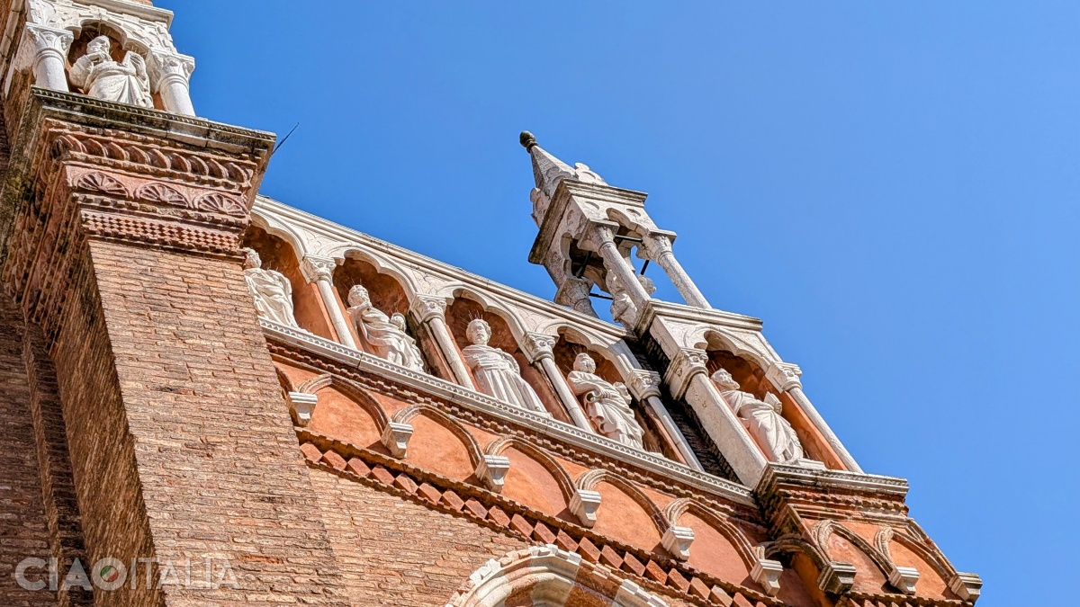 In the niches above the cornice are the statues of the apostles.