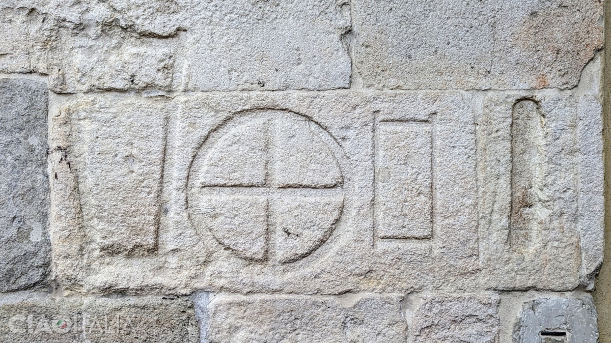 The standard measure formerly used for flour, grains, or cloth remains imprinted on the wall near the "corner of lies".