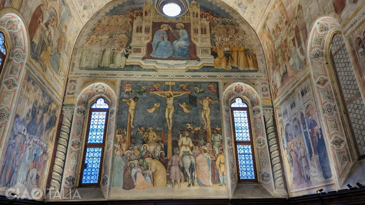 The opposite wall is dominated by the large fresco of the "Crucifixion".
