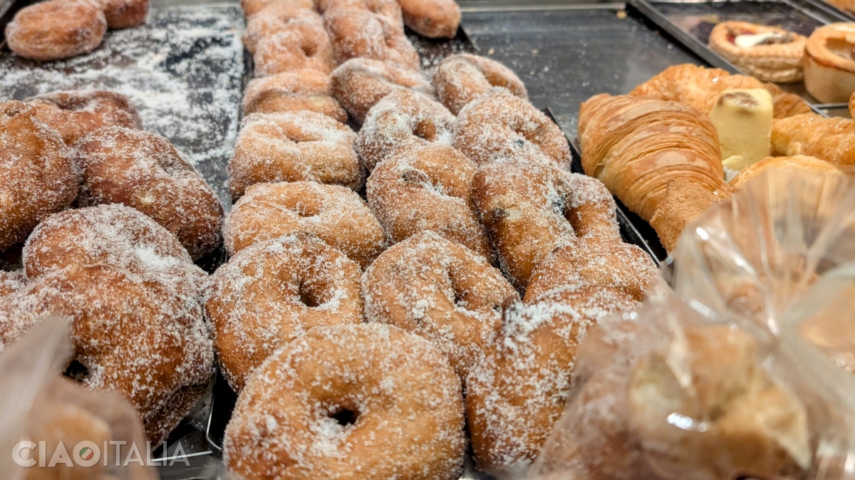 "Frittelle con il buco" are the doughnuts that have a hole in the middle.
