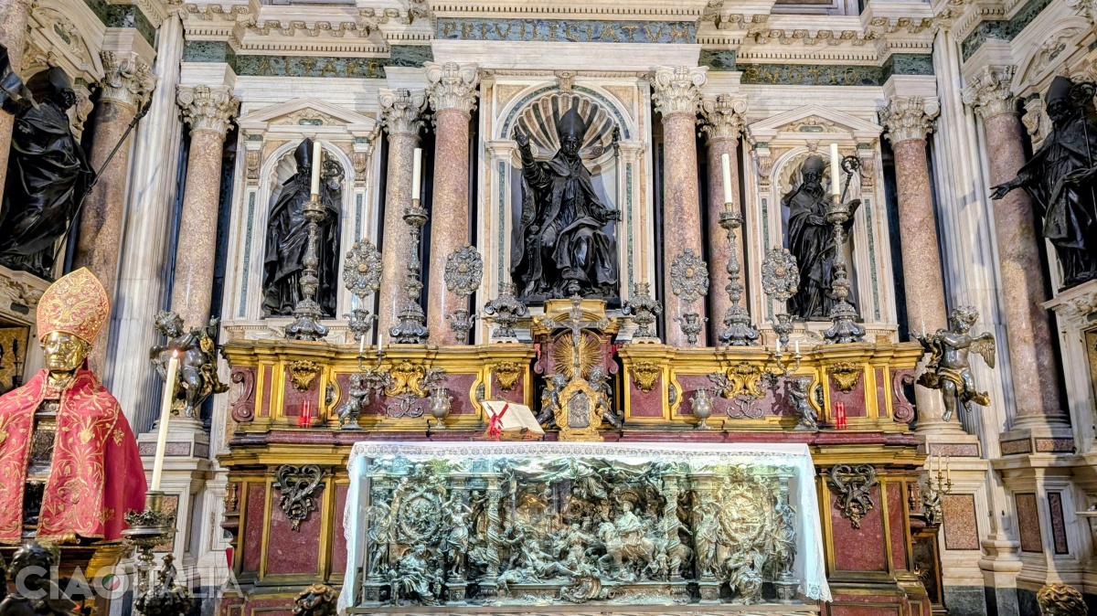 The main altar (on the left, the reliquary bust of Saint Gennaro)
