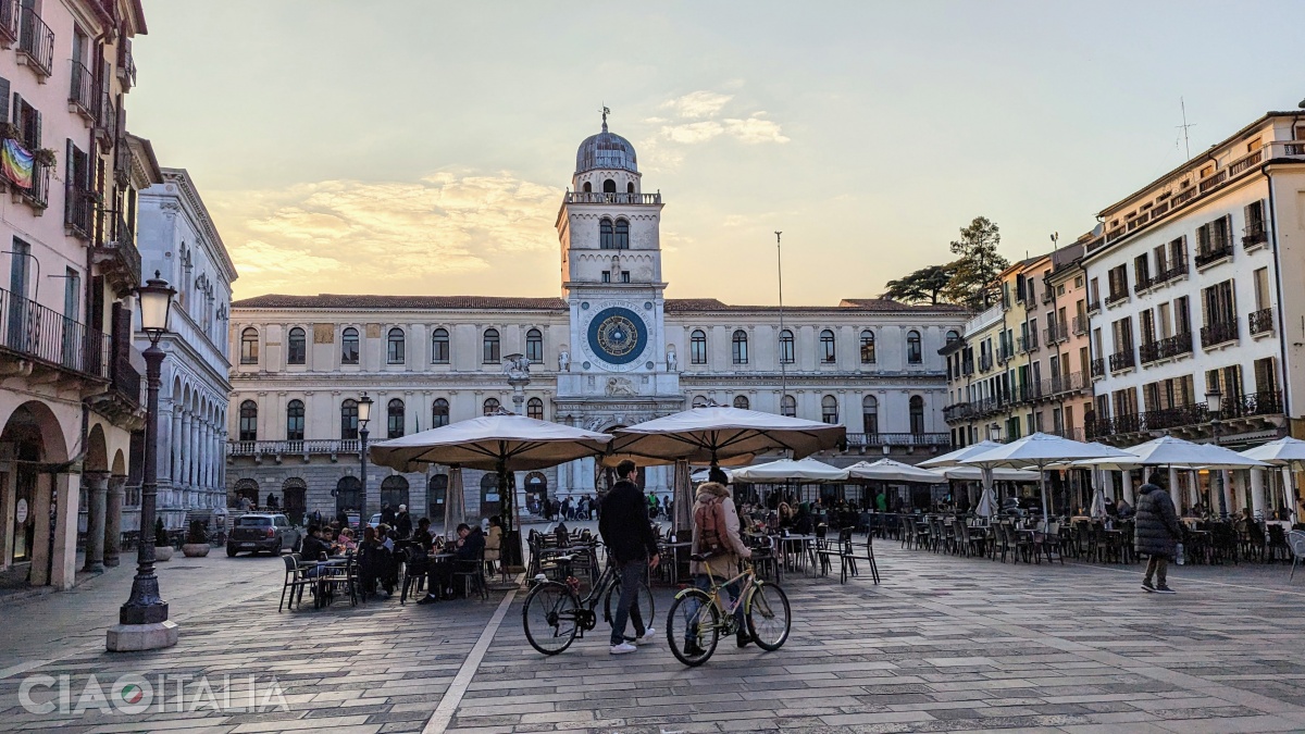 Piazza dei Signori, with Palazzo del Capitanio