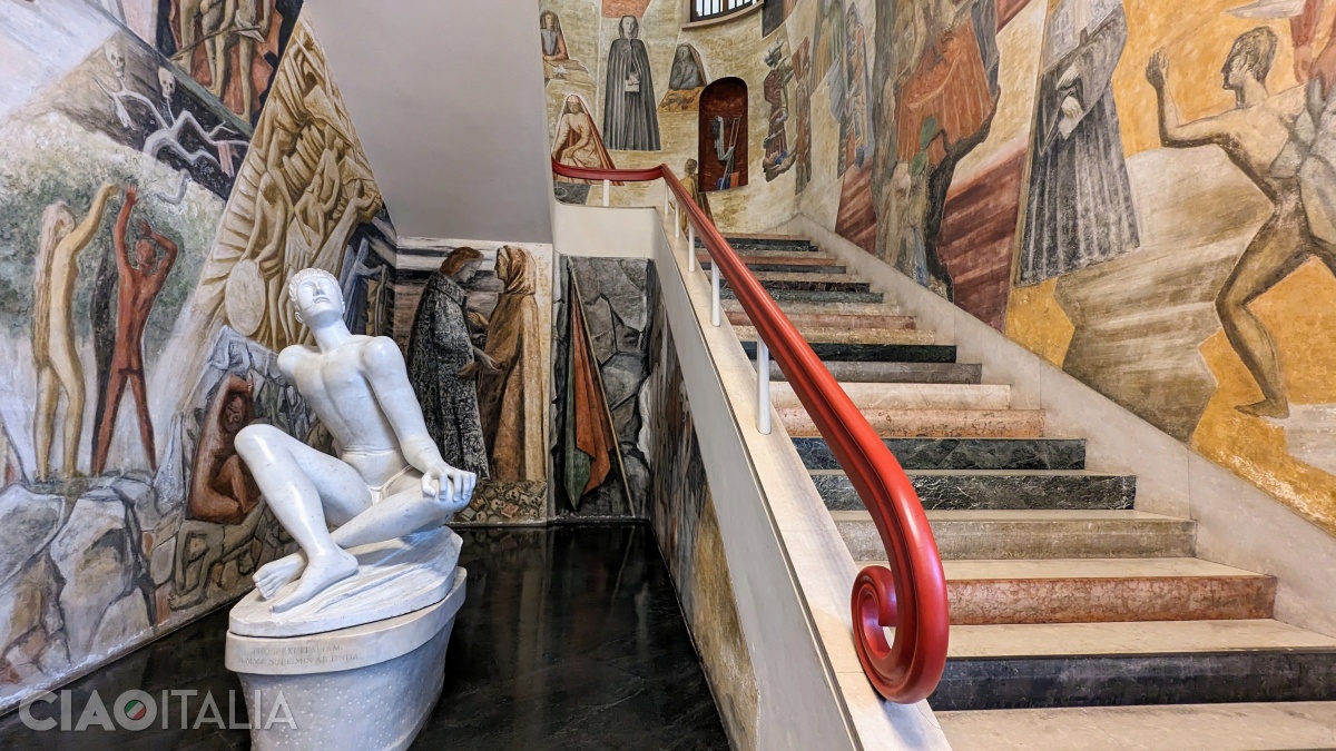 The marble steps have different colors, and on the left is the sculpture "Palinoro".