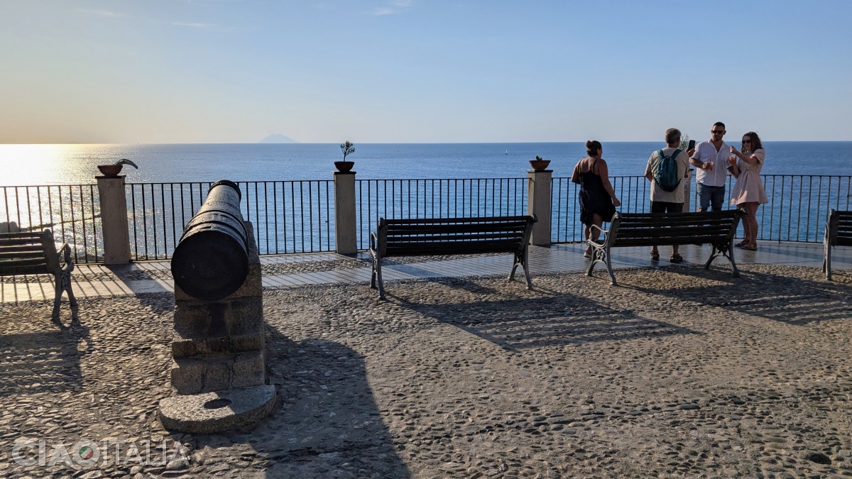 A cannon is placed in the square, whose purpose was to protect the city from attacks coming from the sea.