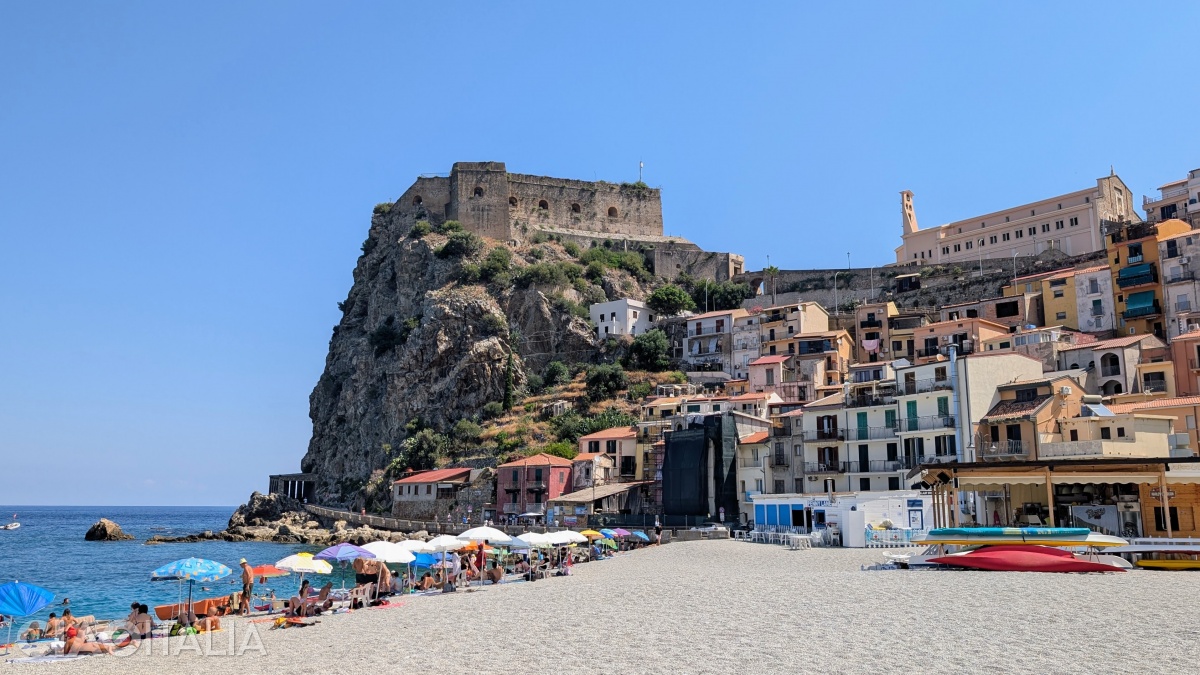 On the right, the beach is dominated by Ruffo Castle.