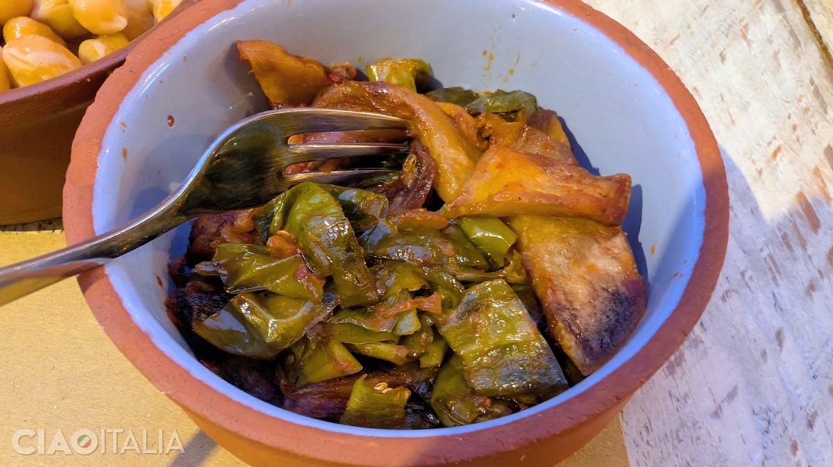 Patati e pipi (pan-fried potatoes and peppers)