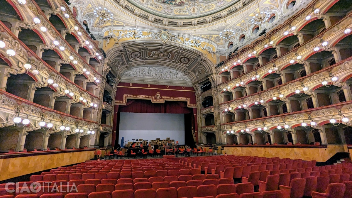 The auditorium of the Massimo Bellini Theatre has a capacity of 1,200 spectators.