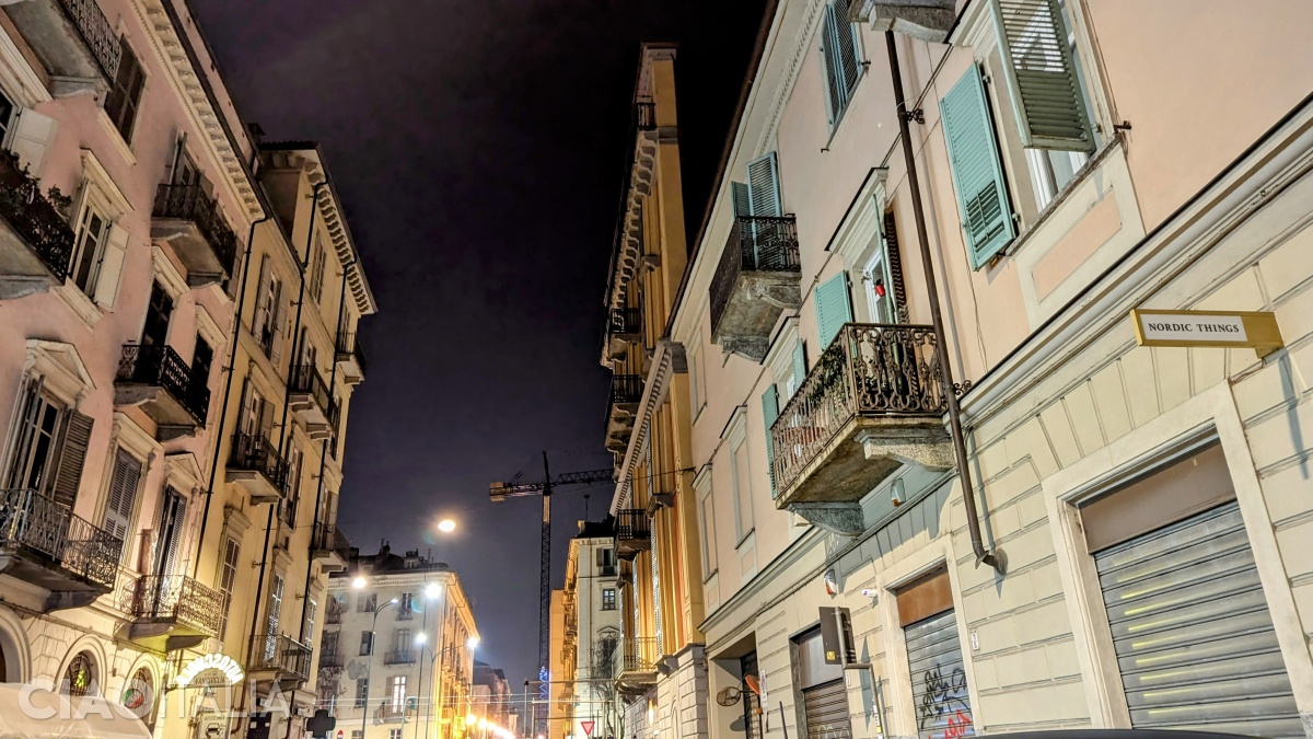 ..and seen from the back, from the unbelievably narrow side, which measures only 54 cm.