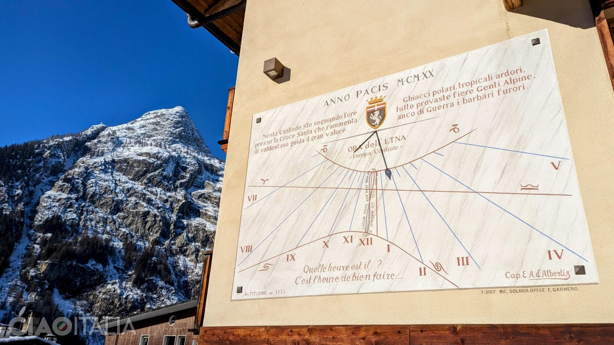 The sundial on Casa Gu&eacute;doz was restored in 2017.