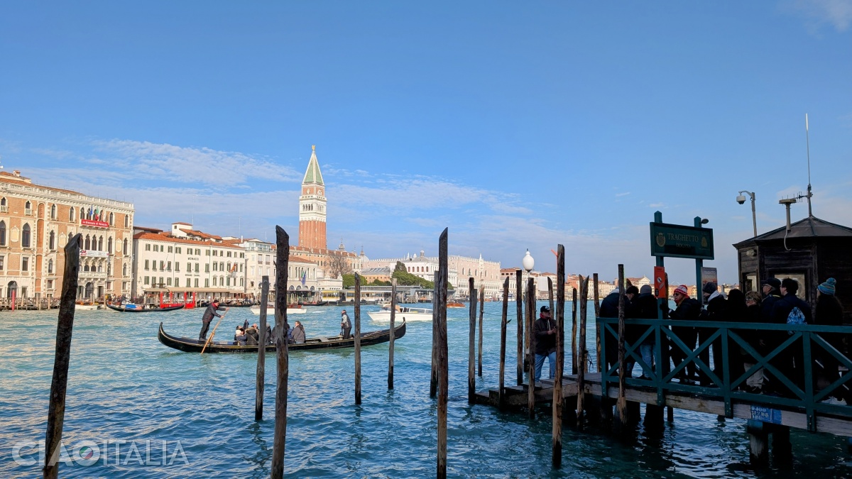 Dogana gondola-traghetto station