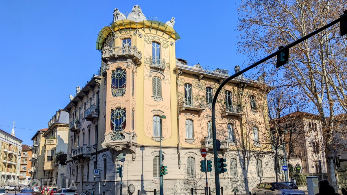 Casa Fenoglio-La Fleur is located at the intersection of Principi d'Acaja Street and Corso Francia.