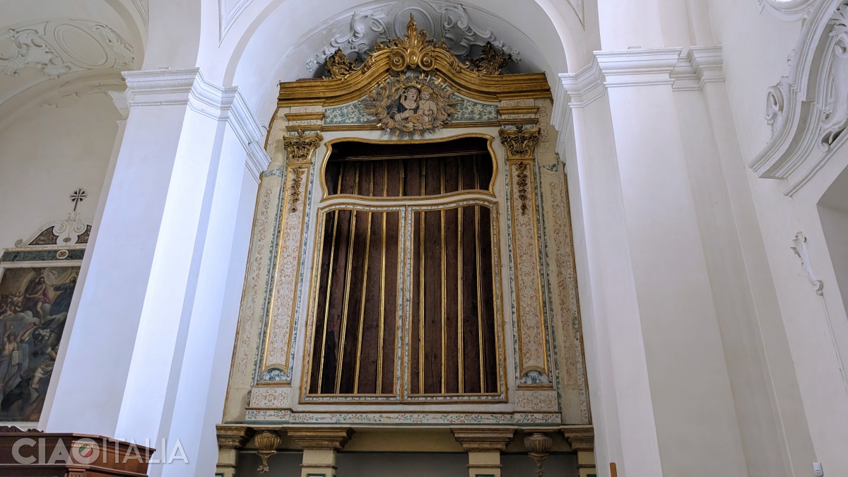 The wooden beams used to build the cathedral's first roof are preserved in the first chapel on the right.