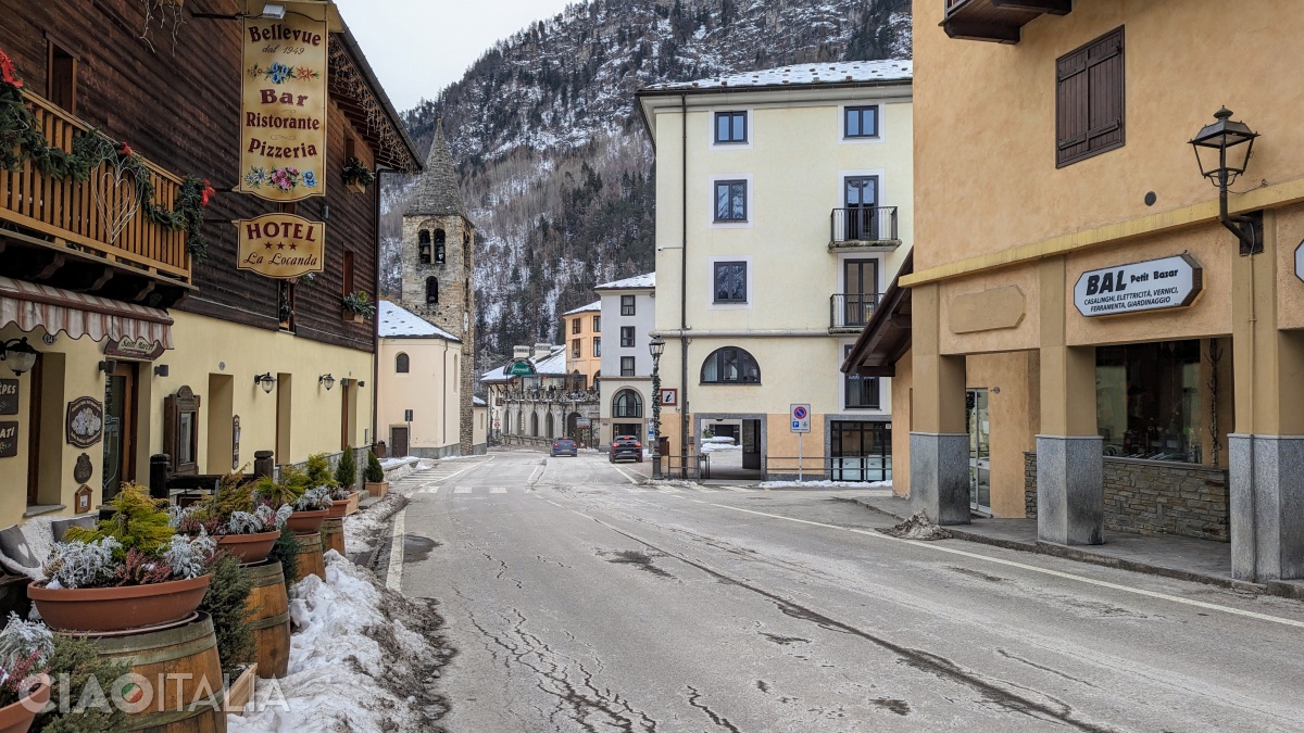 The road between La Thuile and Courmayeur passes through the center of the village of Pr&eacute;-Saint-Didier.