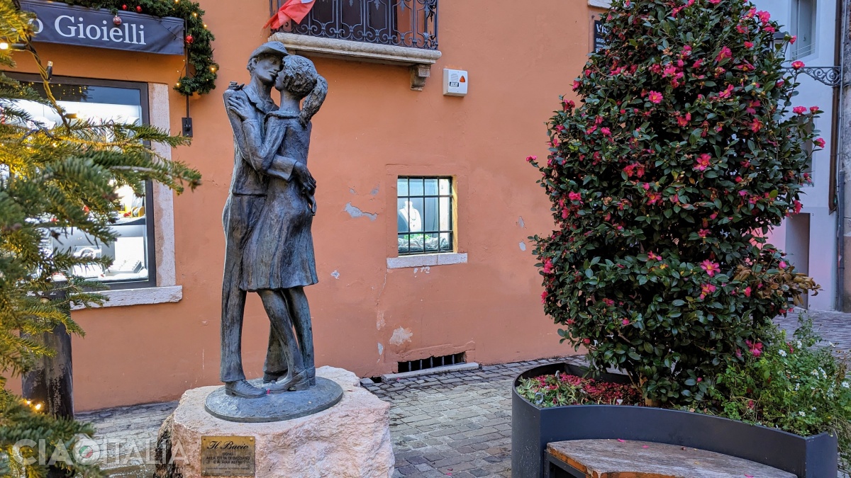 The Bacin d'amor statue