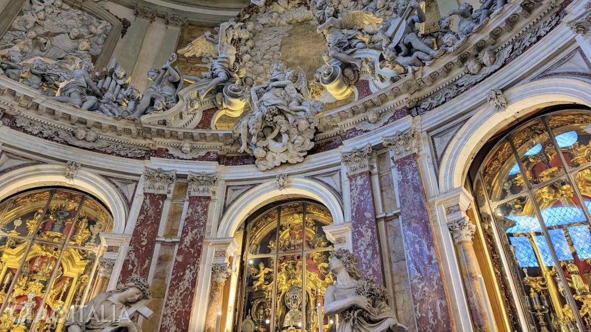 In the glass-covered niches, fragments of relics are preserved.