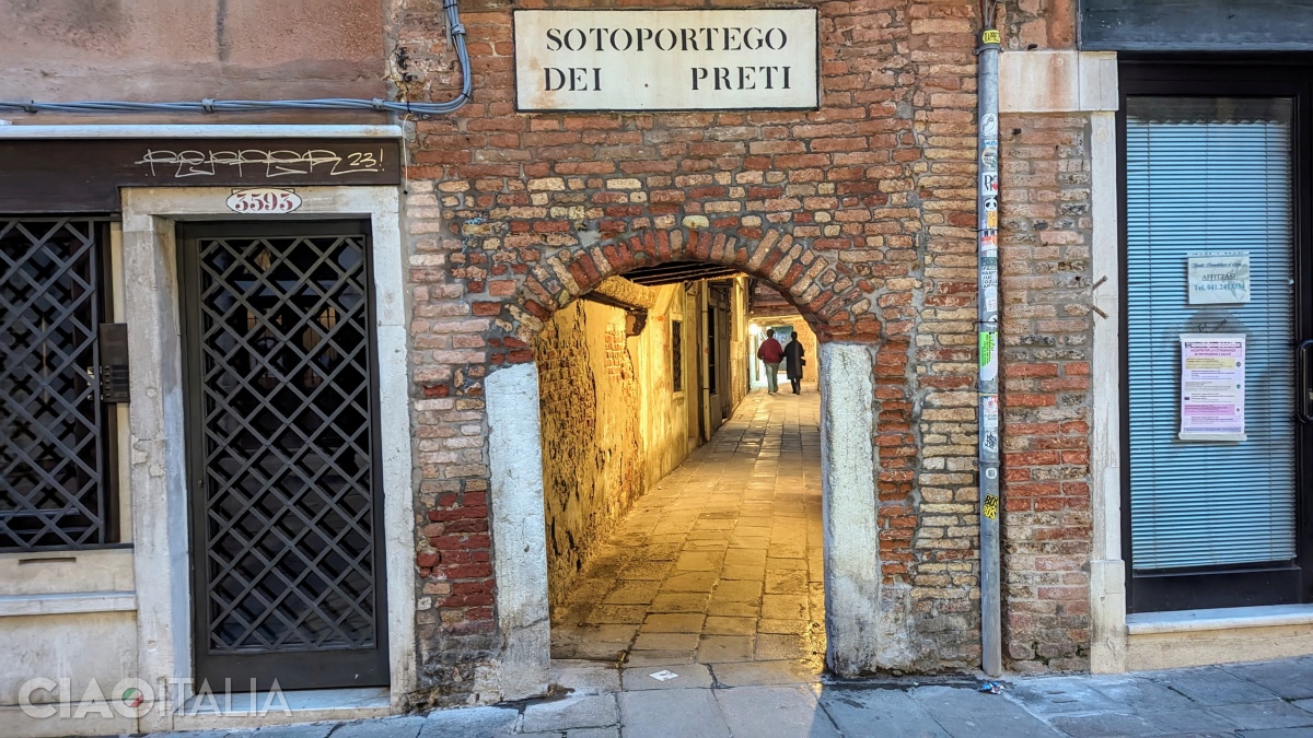 Sotoportego dei Preti