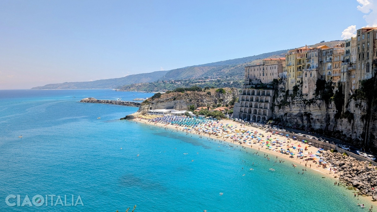 At the end of Rotonda Beach, there are several accommodation options.