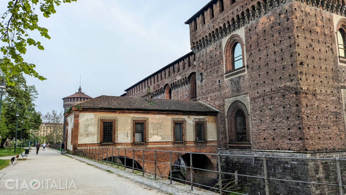 The Ponticella was built above the defensive moat.