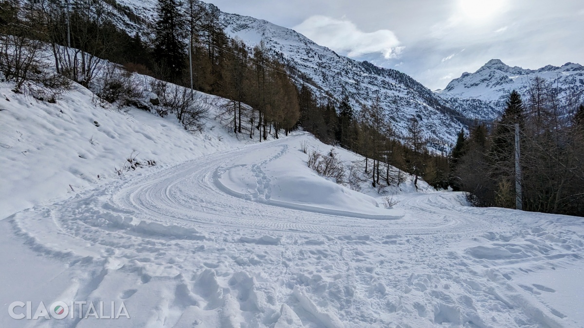 The first section of the Pera Car&agrave;-La Cretaz route follows a fairly wide road.