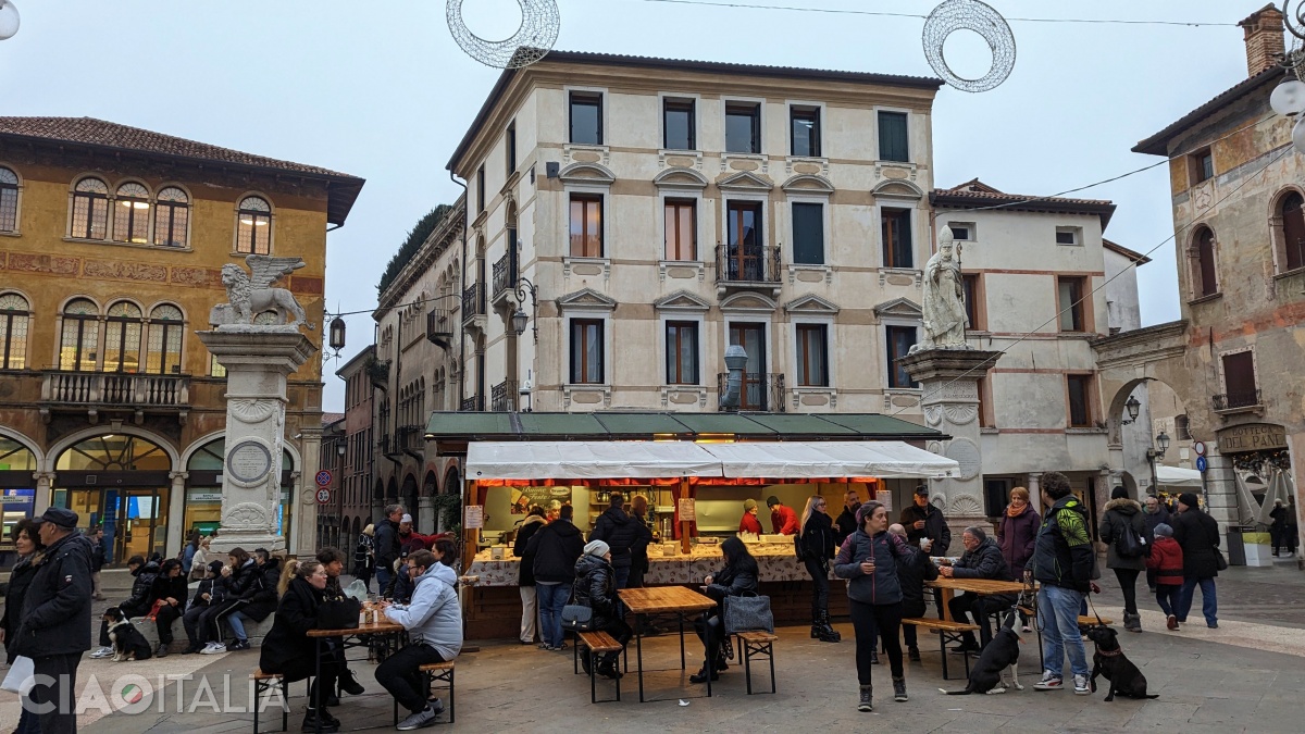 The two columns are topped with the statue of the Lion of Saint Mark and that of Saint Bassianus.