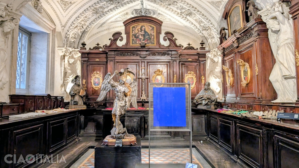 The sacristy of the Chapel of San Gennaro is decorated with paintings by Luca Giordano.