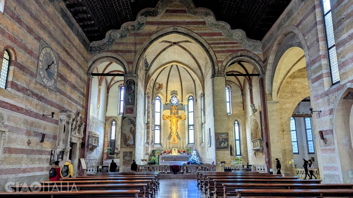 The church is simply decorated, with an alternation of rows of red, white, and yellow bricks. At the front, from left to right, are the Sanguinacci, Maggiore, Dotto, and Ovetari chapels.