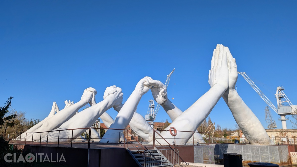 The installation is 15 m high and 20 m long.